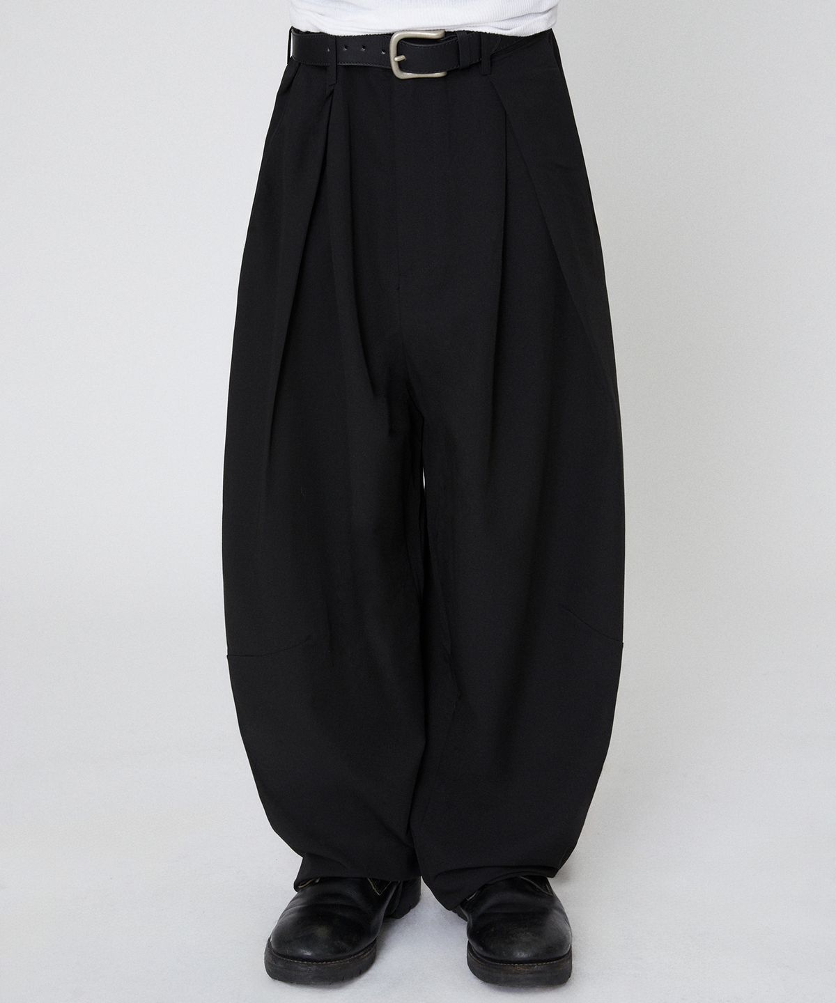 스웨이드(SUADE) ONE TUCK SLACKS [BLACK]