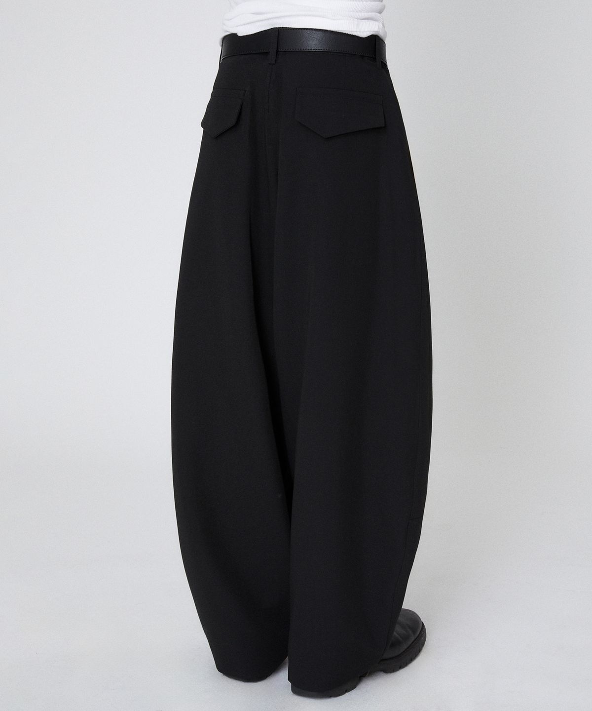 스웨이드(SUADE) ONE TUCK SLACKS [BLACK]