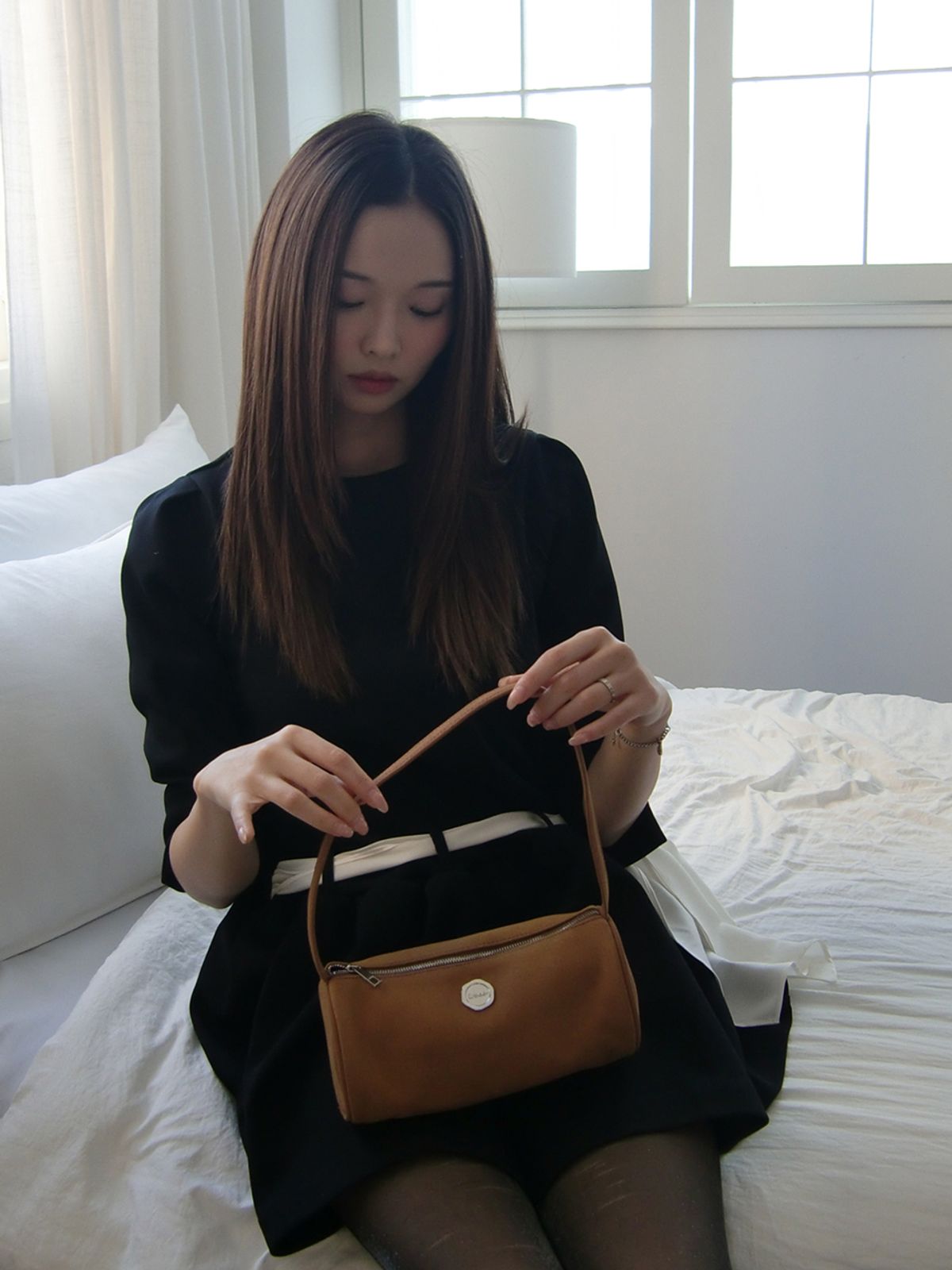이로코(IROCO) 라운드 스웨이드백_카멜