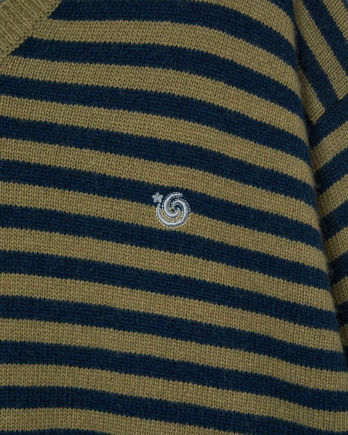 에이이에이이(AEAE) STRIPE V-NECK KNIT PULLOVER [KHAKI]