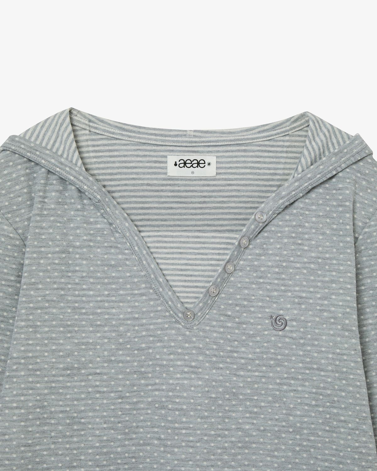 에이이에이이(AEAE) HOODED HENLEY NECK TEE [LIGHT GREY]