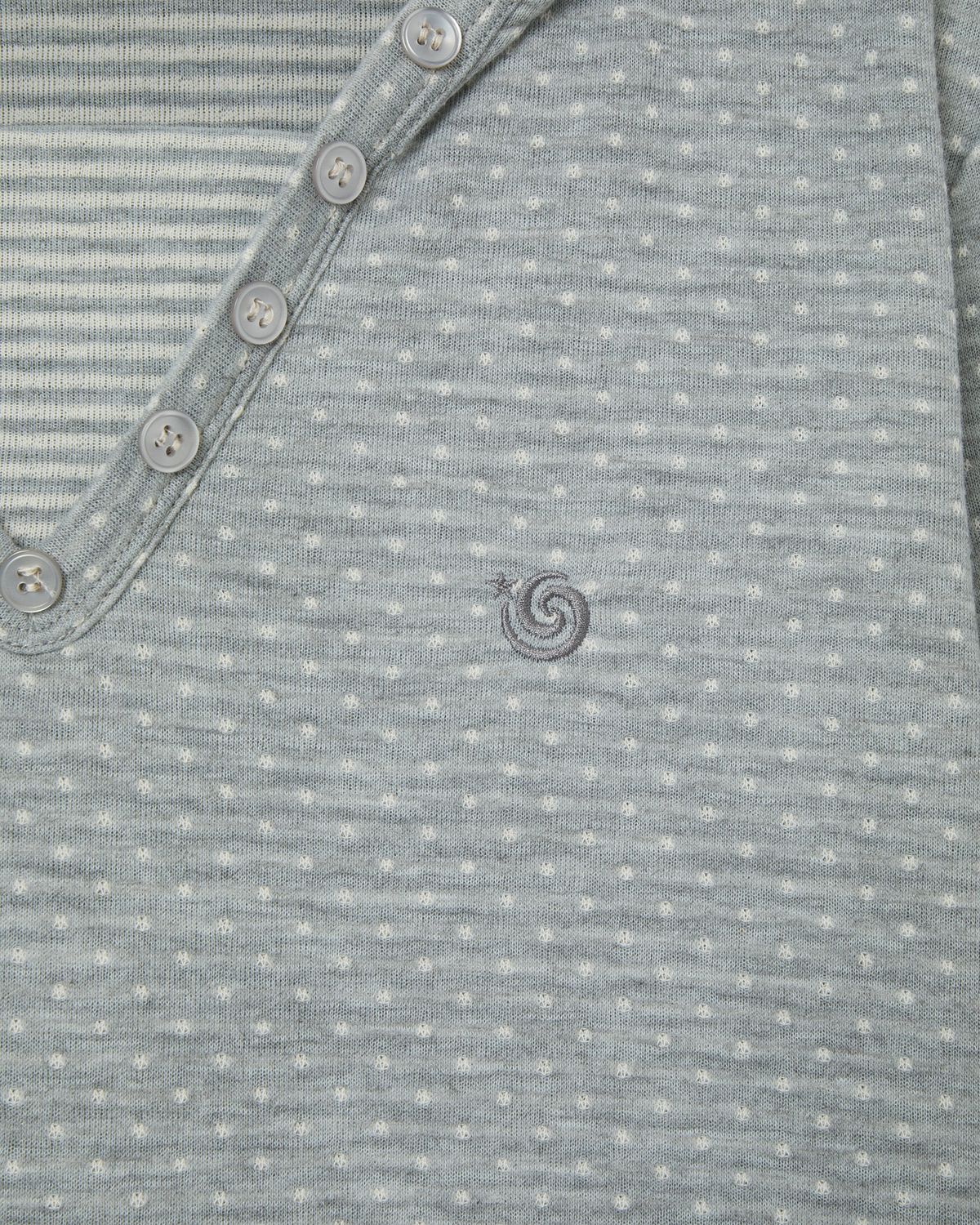 에이이에이이(AEAE) HOODED HENLEY NECK TEE [LIGHT GREY]