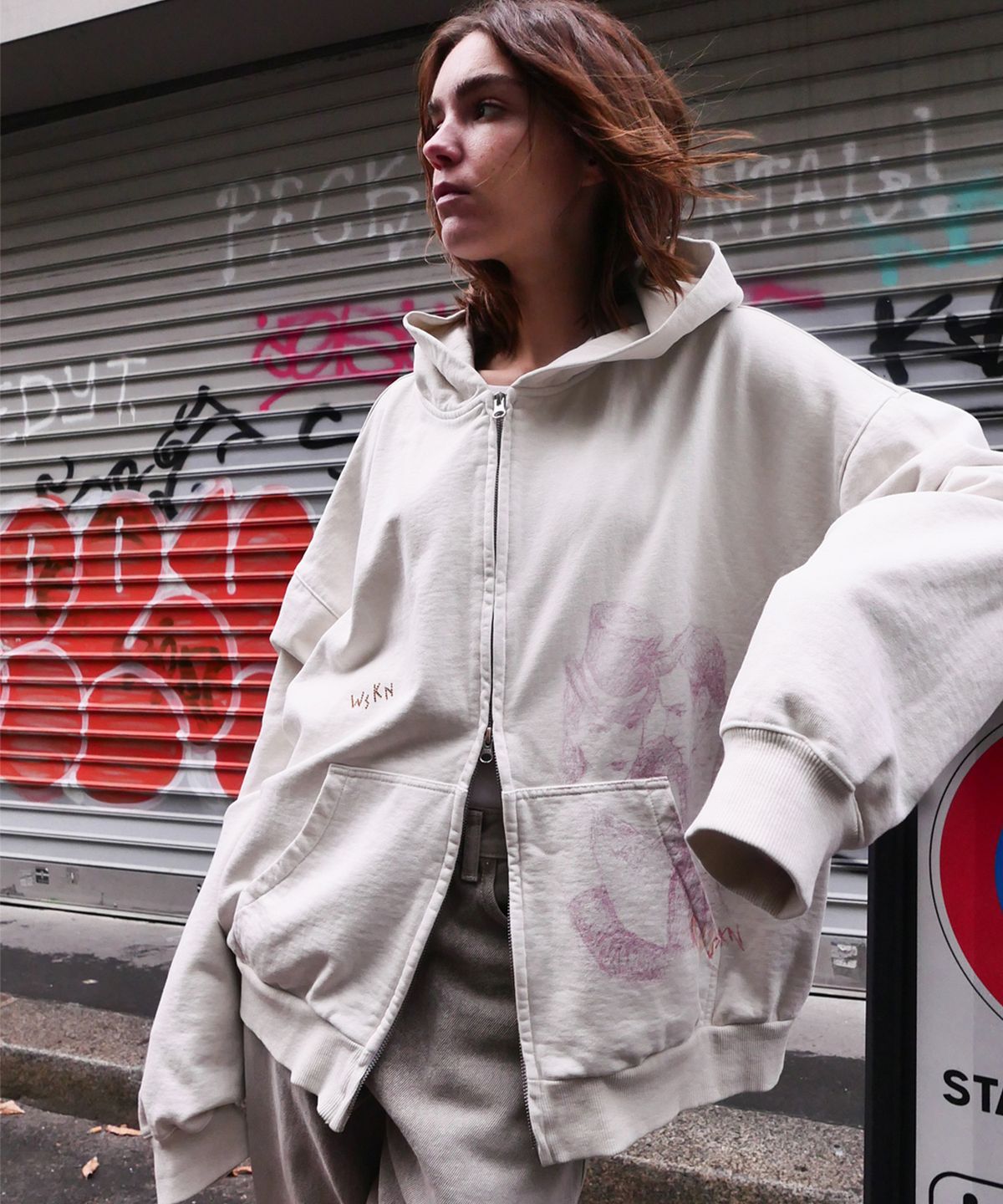 웨스켄(WESKEN) [UNISEX] OVERSIZED MOULIN ROUGE ZIP-UP HOODIE (OATMEAL)