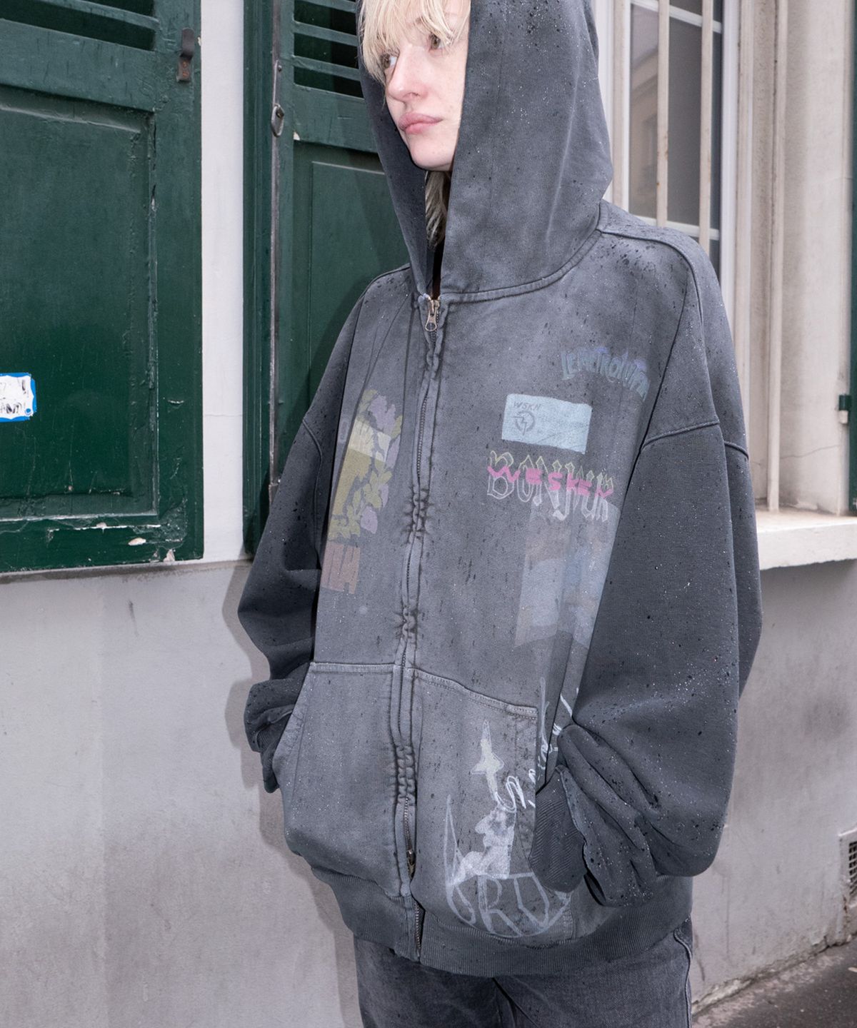 웨스켄(WESKEN) [UNISEX] OVERSIZED SCRAPBOOK ZIP-UP HOODIE (CHARCOAL)