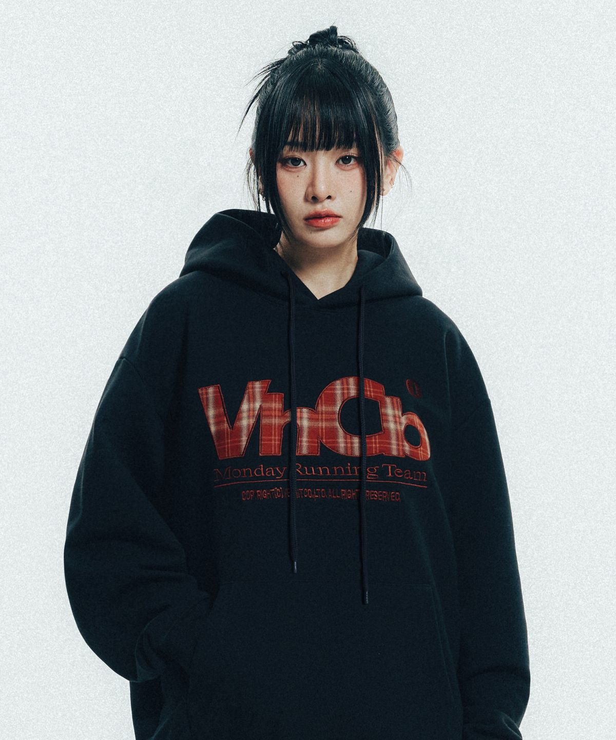 벤힛(VENHIT) MRT 체크 아플리케 후드티_블랙