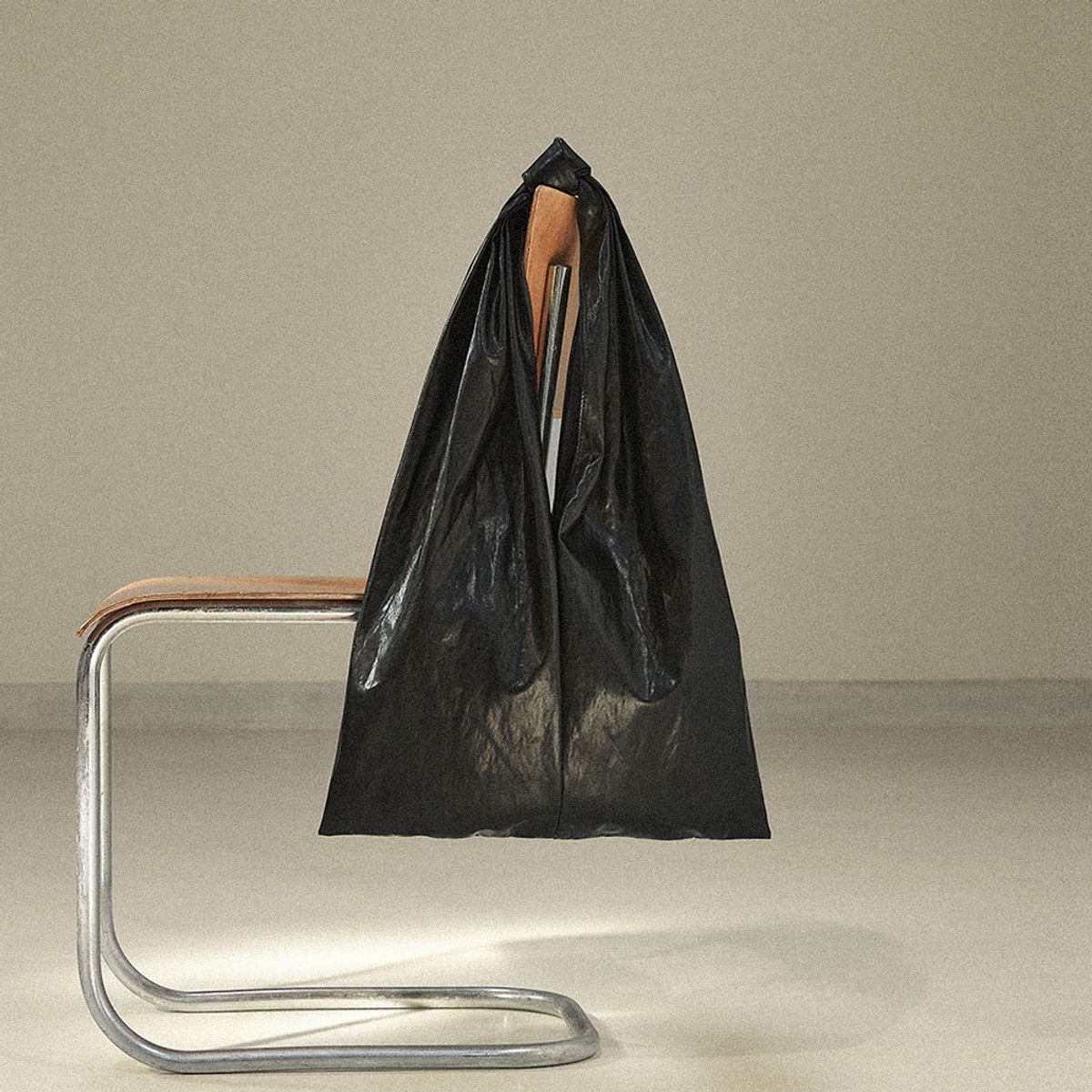 메종드유(MAISONDEU) Tmo Glossy Shoulder bag 티모 글로시 숄더백 (Black)