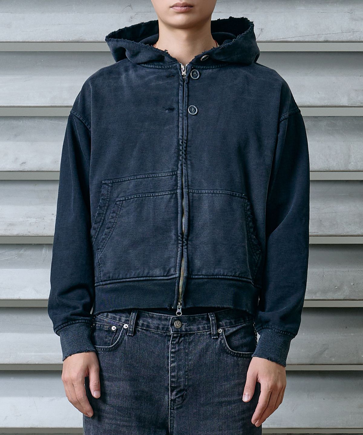 웨스켄(WESKEN) [UNISEX] UNISEX DOUBLE POCKET CROPPED WASHED ZIP-UP HOODIE (BLACK)
