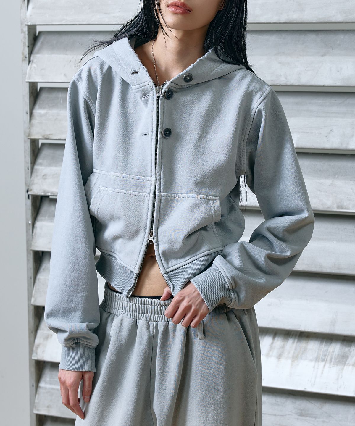 웨스켄(WESKEN) [WOMEN] DOUBLE POCKET CROPPED WASHED ZIP-UP HOODIE (GREY)