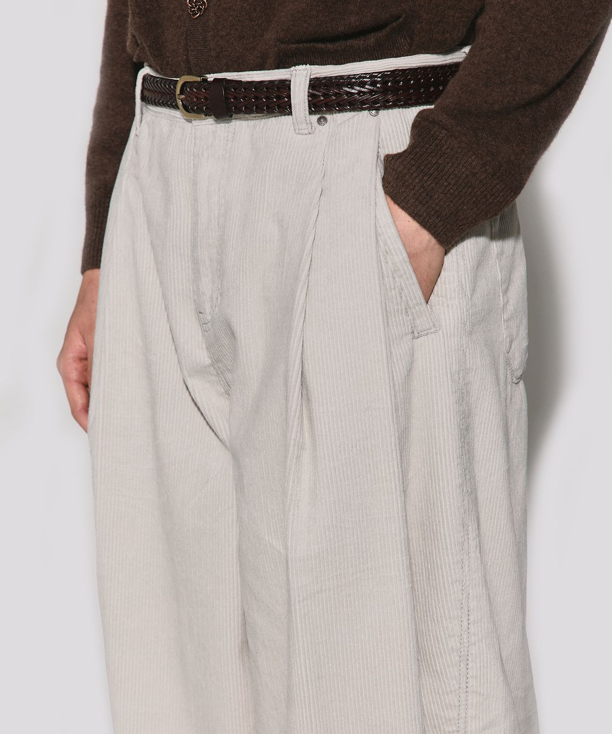 웨슬리 휴스턴(WESLEYHYUSTON) Corduroy deep tuck semi balloon pants light grey