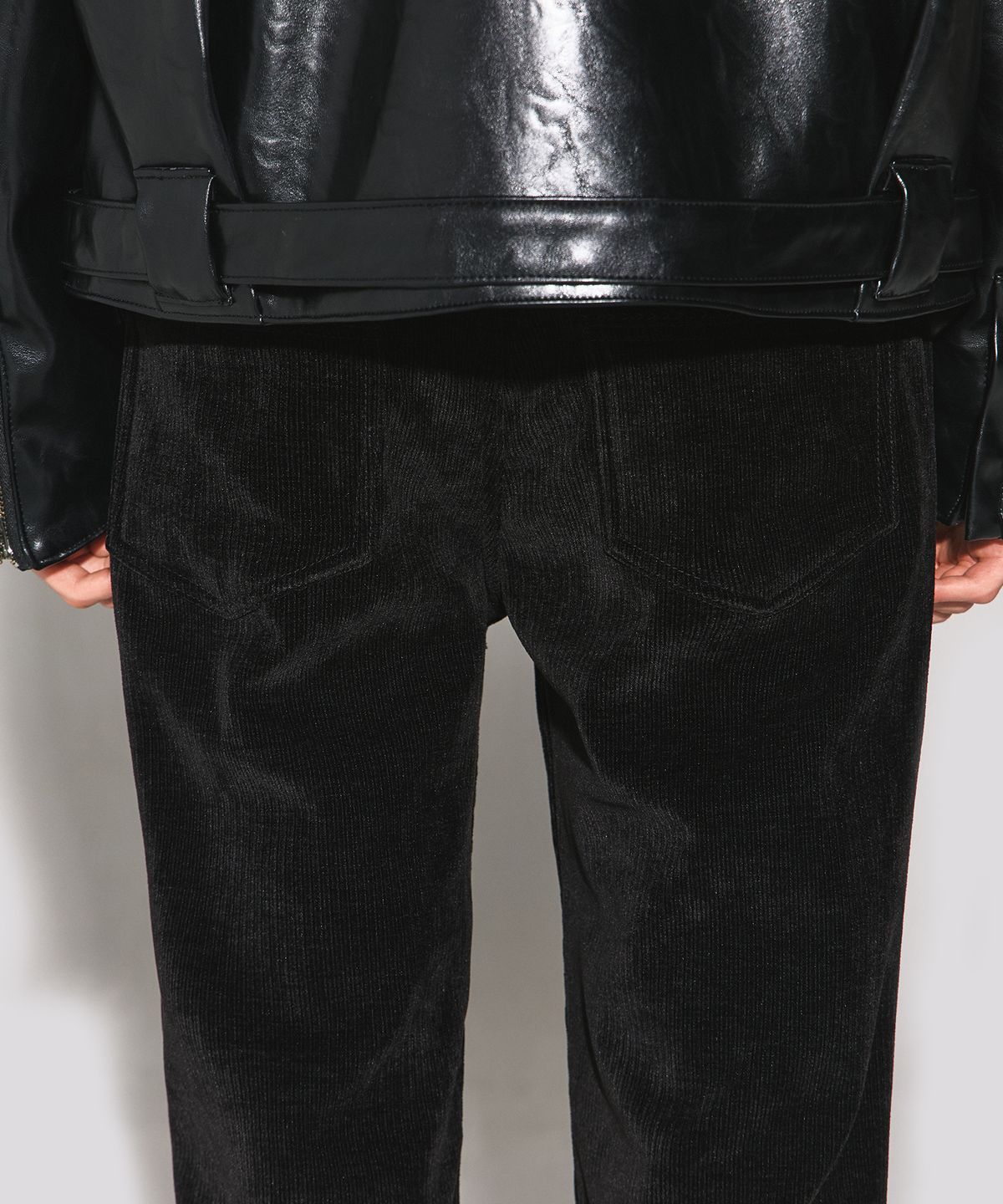 웨슬리 휴스턴(WESLEYHYUSTON) Vesper tape detail boots cut pants black