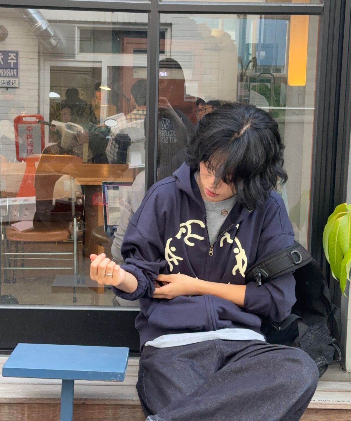 아모우(AMOU) Dancing Circle Crop Hoodie Zip-up NAVY