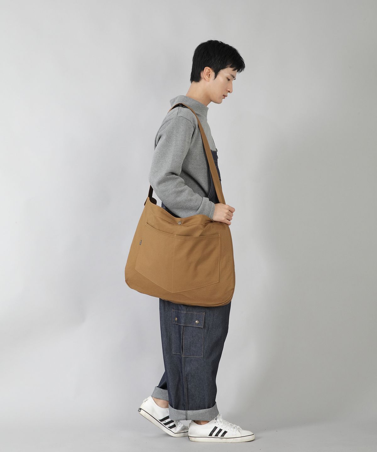 세인트크루(SAINTCREW) 라운드 볼륨 펜타곤포켓 크로스백 RVP-150 카멜