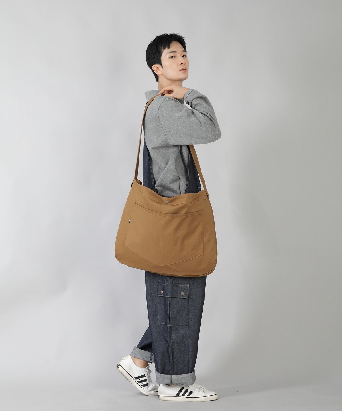 세인트크루(SAINTCREW) 라운드 볼륨 펜타곤포켓 크로스백 RVP-150 카멜