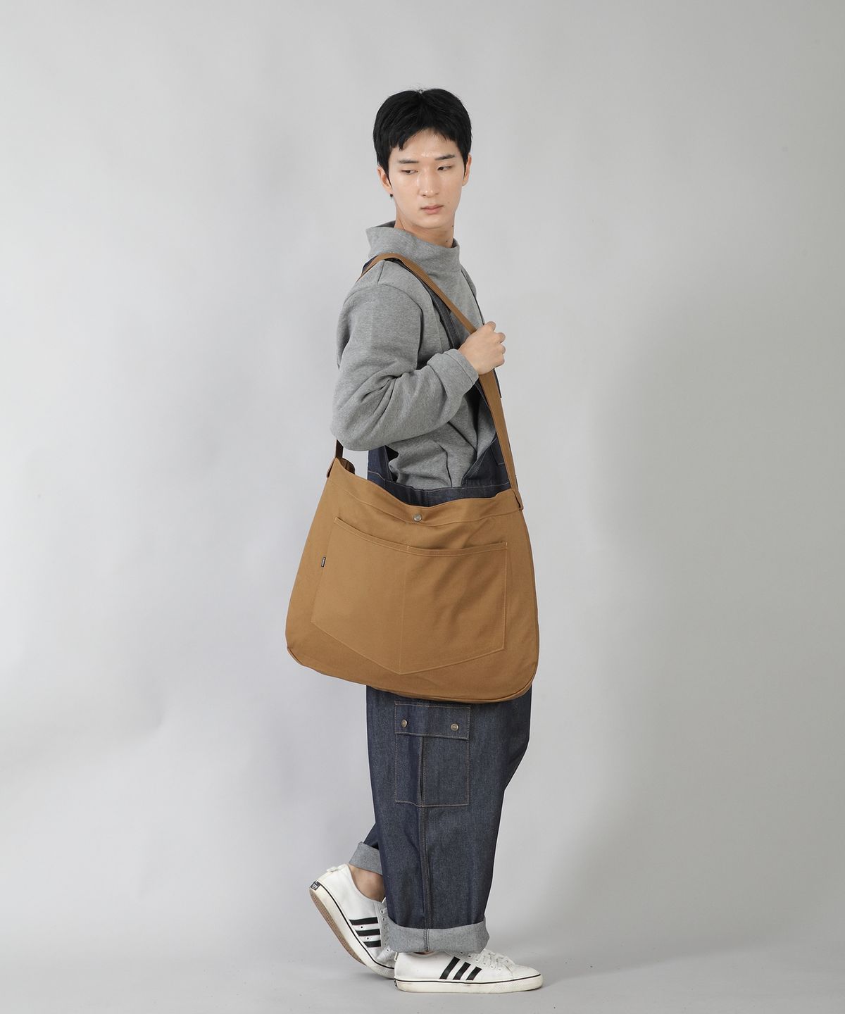 세인트크루(SAINTCREW) 라운드 볼륨 펜타곤포켓 크로스백 RVP-150 카멜