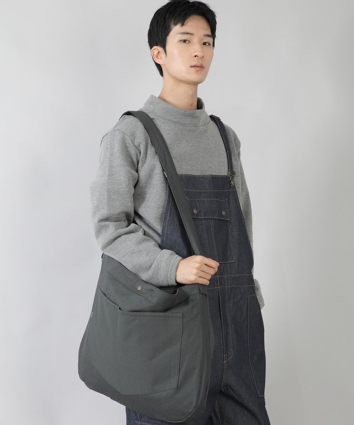 세인트크루(SAINTCREW) 라운드 볼륨 펜타곤포켓 크로스백 RVP-150 차콜