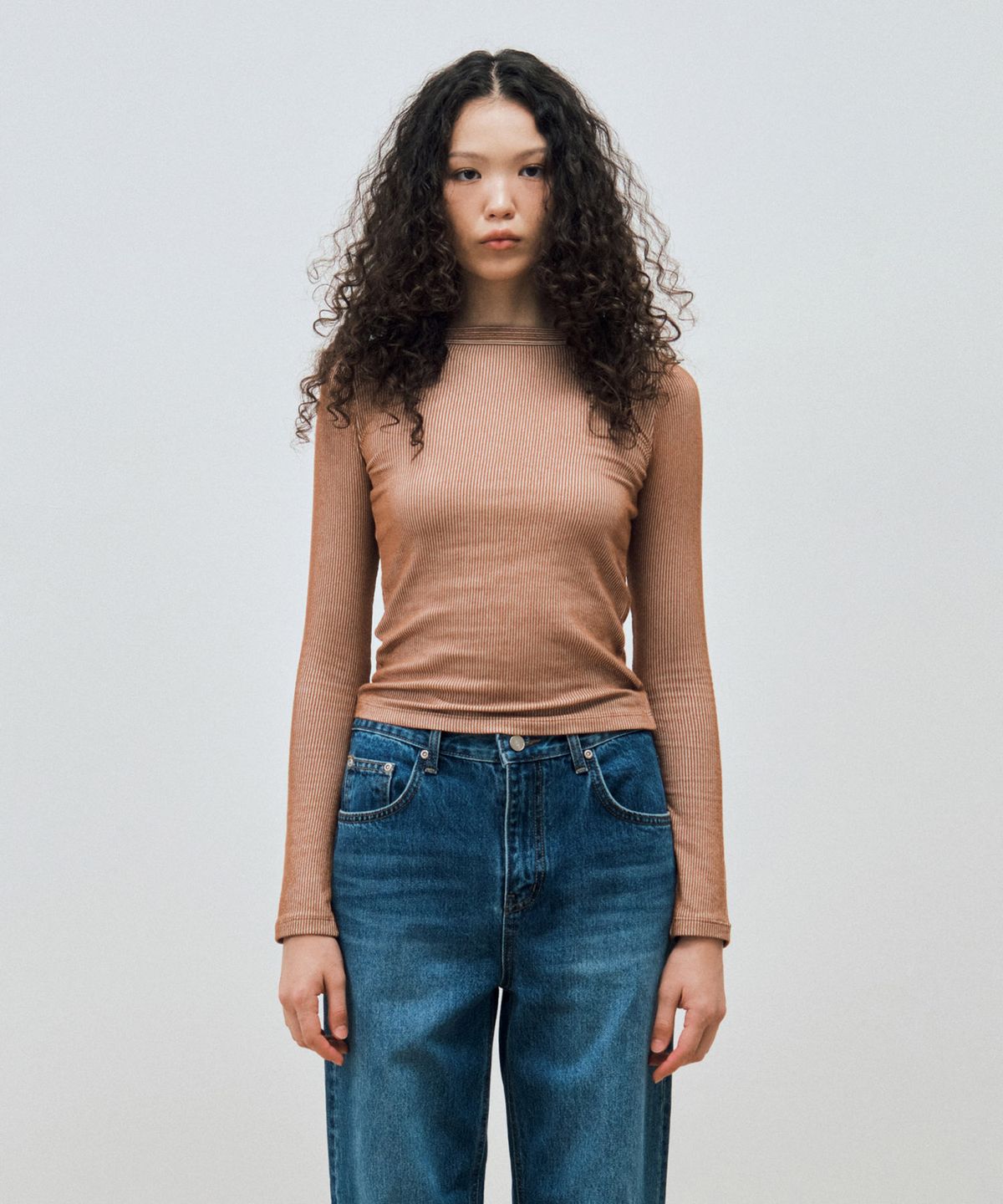 마이스(MAIS) TWO-TONE RIBBED LONG SLEEVES TEE / BROWN
