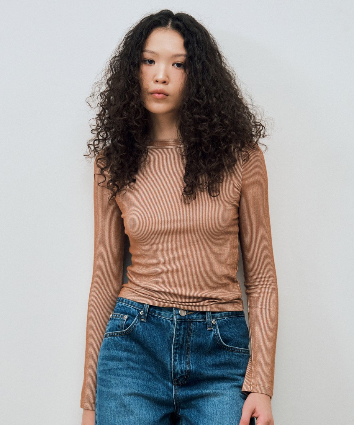마이스(MAIS) TWO-TONE RIBBED LONG SLEEVES TEE / BROWN