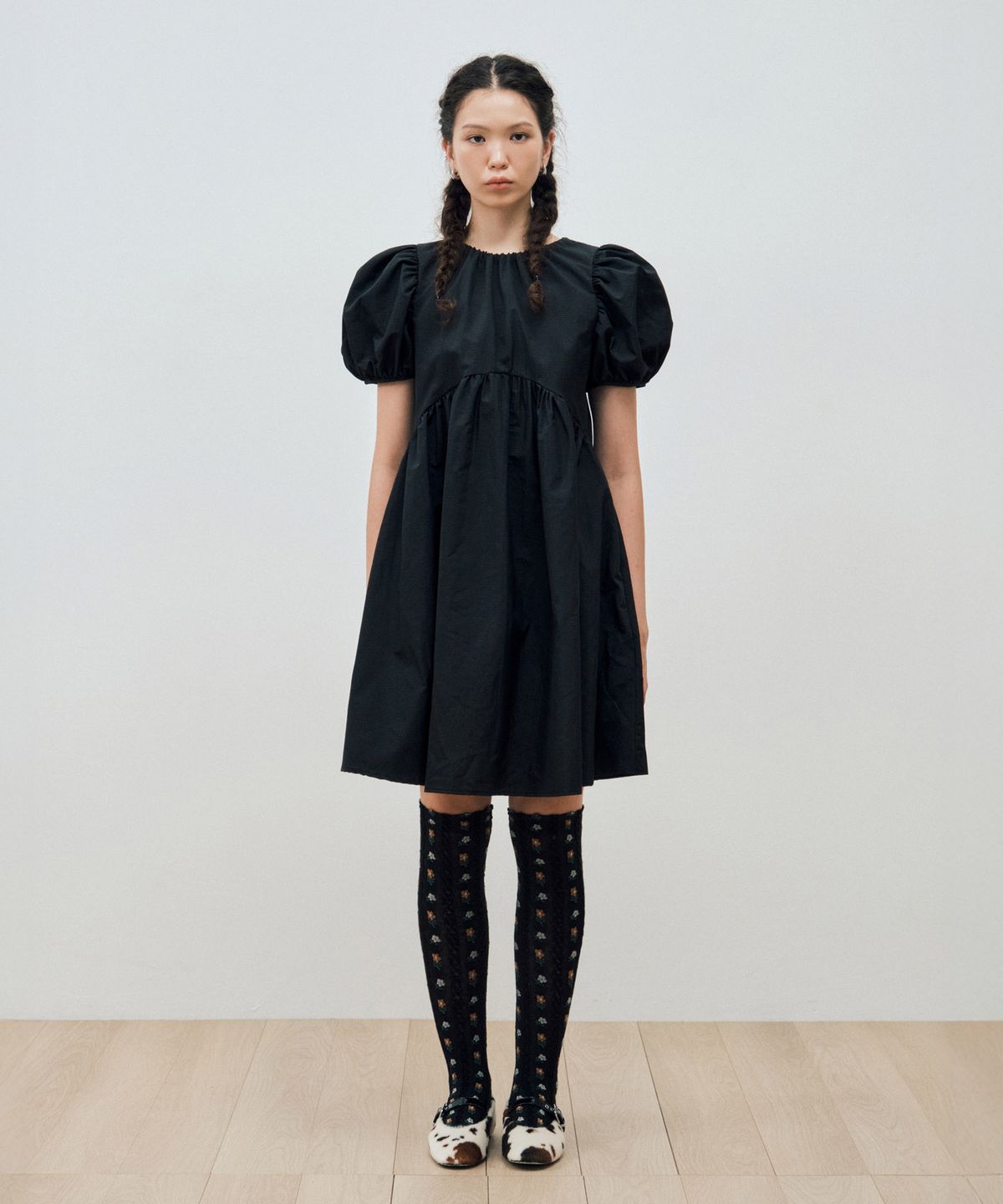 마이스(MAIS) ARCHED SHIRRING PUFF SLEEVE DRESS / BLACK
