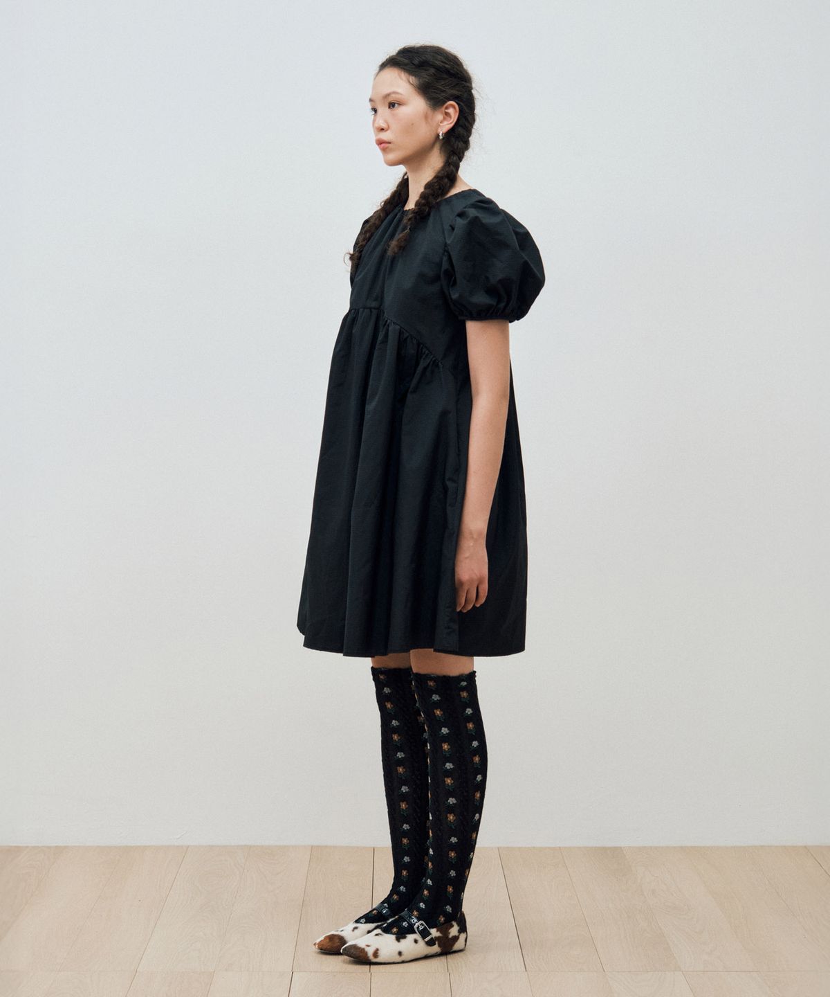 마이스(MAIS) ARCHED SHIRRING PUFF SLEEVE DRESS / BLACK