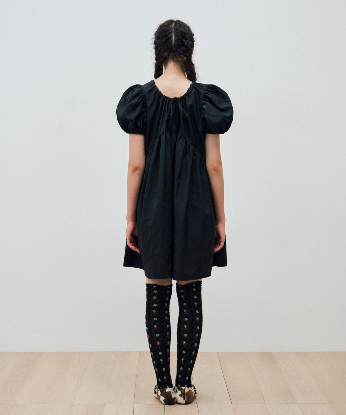 마이스(MAIS) ARCHED SHIRRING PUFF SLEEVE DRESS / BLACK