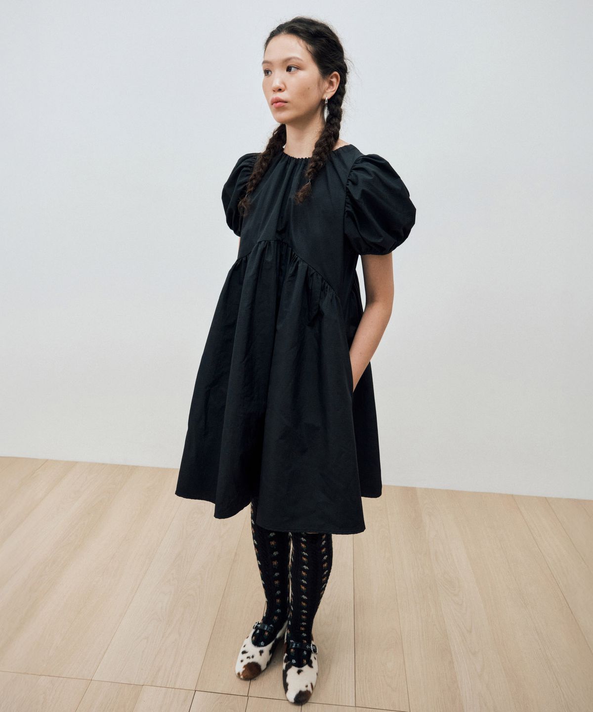 마이스(MAIS) ARCHED SHIRRING PUFF SLEEVE DRESS / BLACK