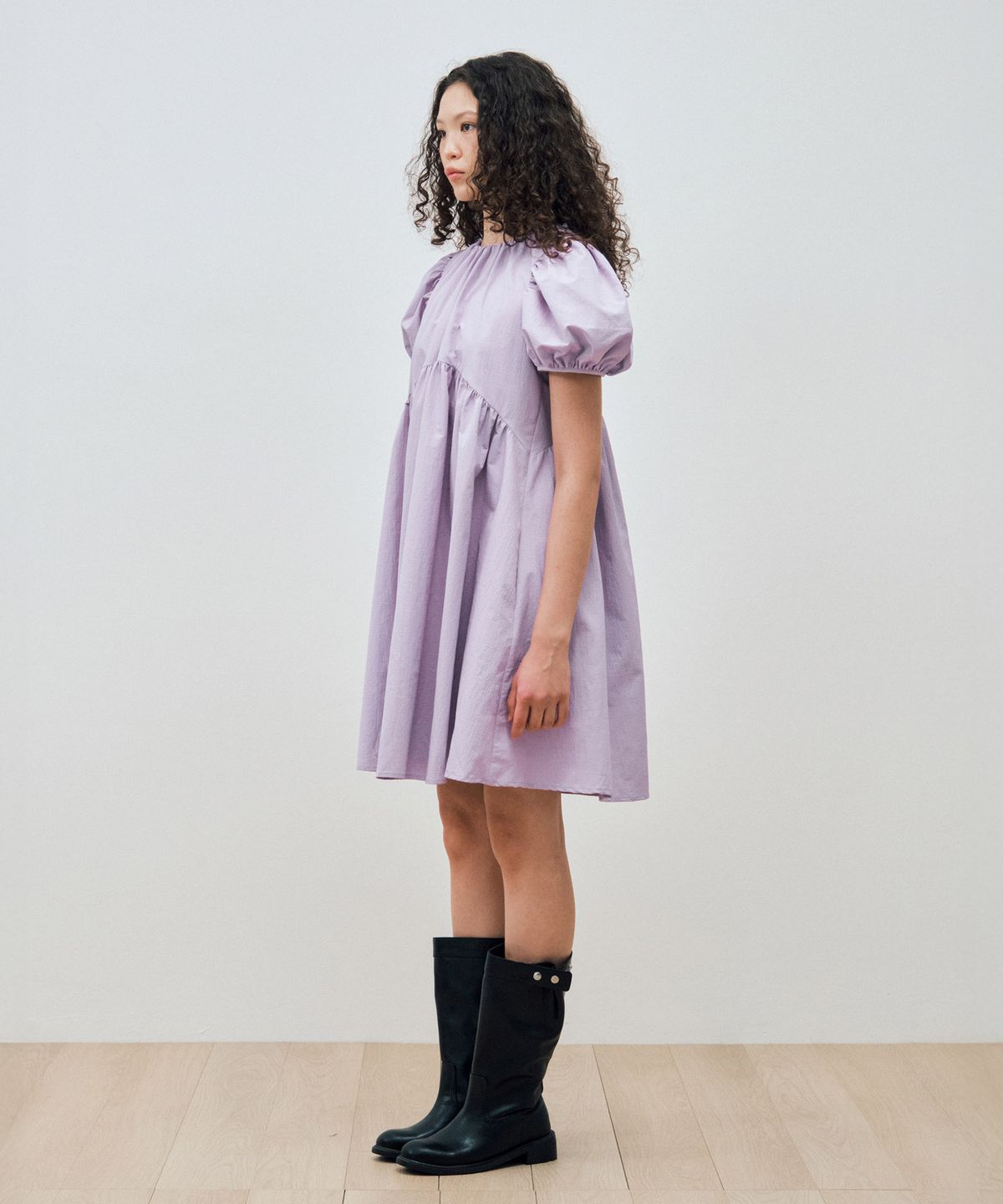 마이스(MAIS) ARCHED SHIRRING PUFF SLEEVE DRESS / PURPLE