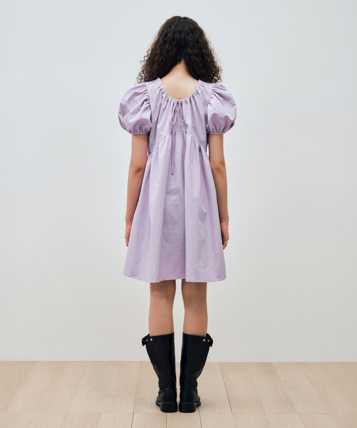 마이스(MAIS) ARCHED SHIRRING PUFF SLEEVE DRESS / PURPLE