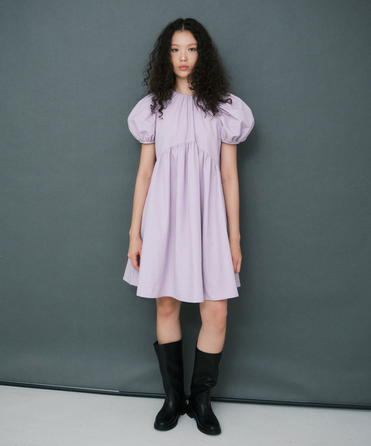 마이스(MAIS) ARCHED SHIRRING PUFF SLEEVE DRESS / PURPLE