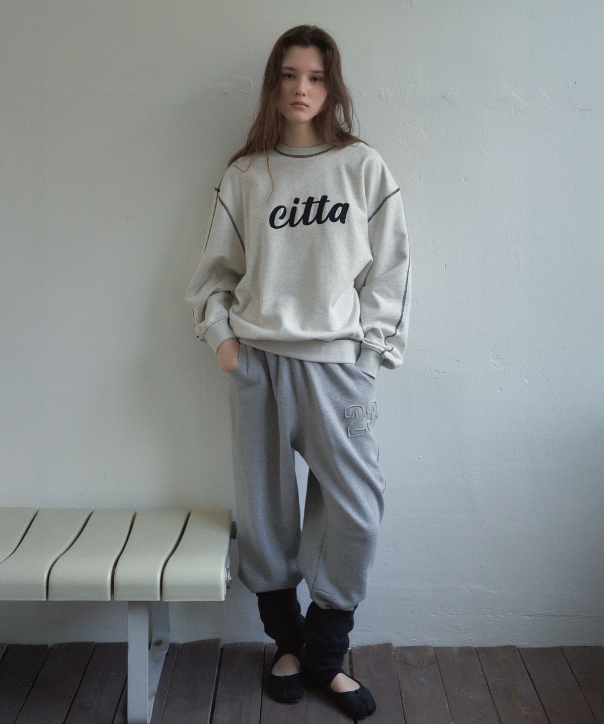 씨타(CITTA) 시그니처 체인 스티치 로고 스웻셔츠_CTT309(오트밀)