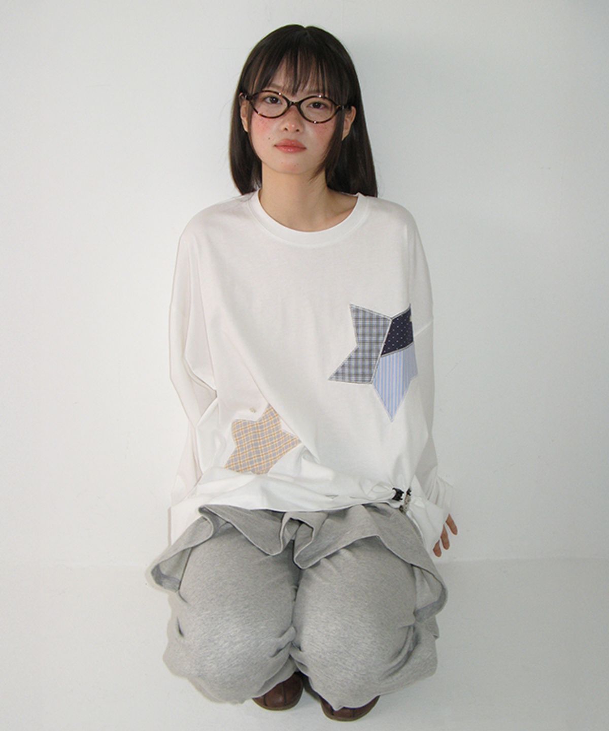 론론(RONRON) MIX STAR APPLIQUE OVER FIT LONG SLEEVE WHITE
