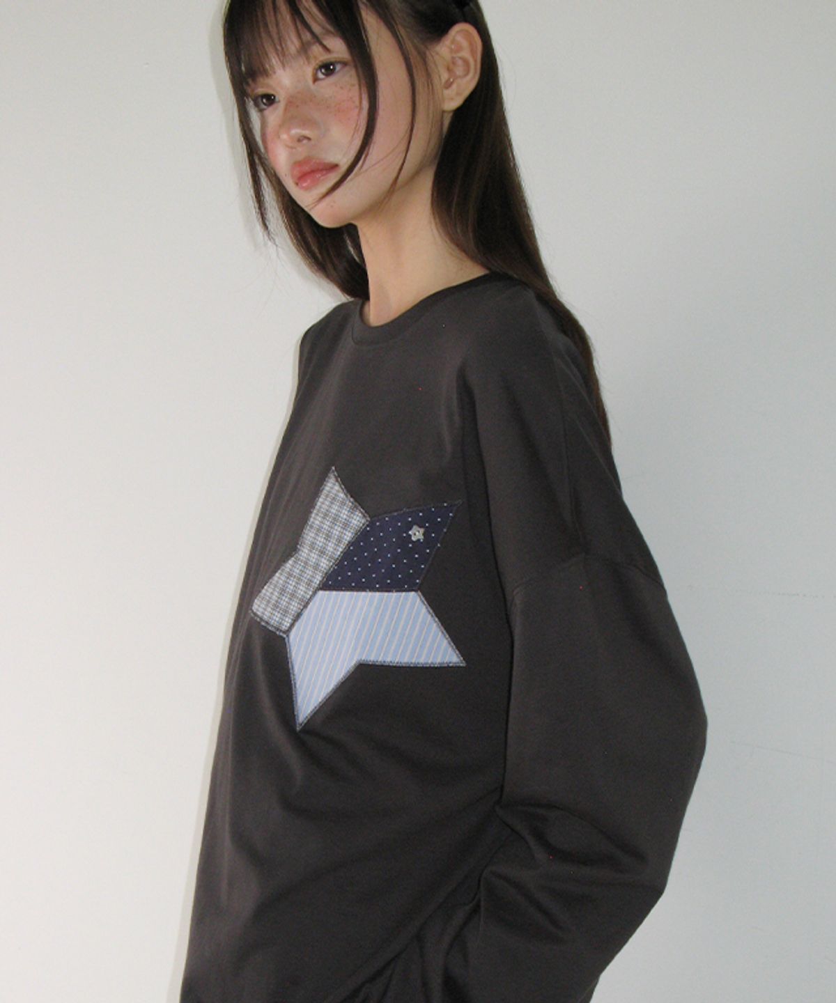 론론(RONRON) MIX STAR APPLIQUE OVER FIT LONG SLEEVE CHARCOAL
