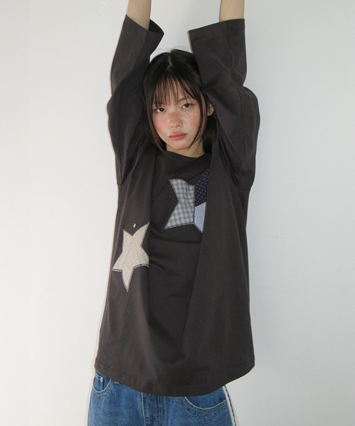 론론(RONRON) MIX STAR APPLIQUE OVER FIT LONG SLEEVE CHARCOAL