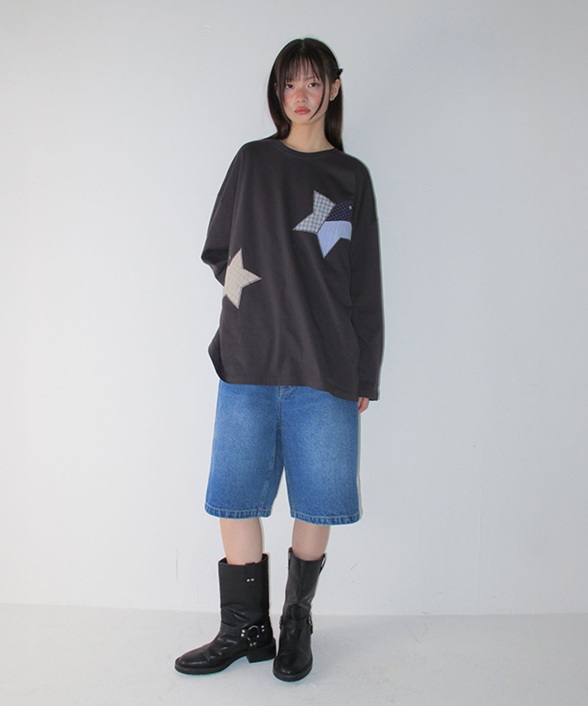 론론(RONRON) MIX STAR APPLIQUE OVER FIT LONG SLEEVE CHARCOAL