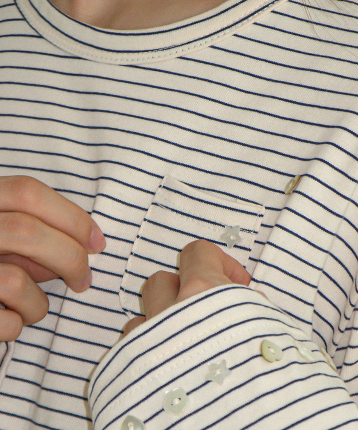 론론(RONRON) BUTTON MINI POCKET STRIPE LONG SLEEVE BEIGE
