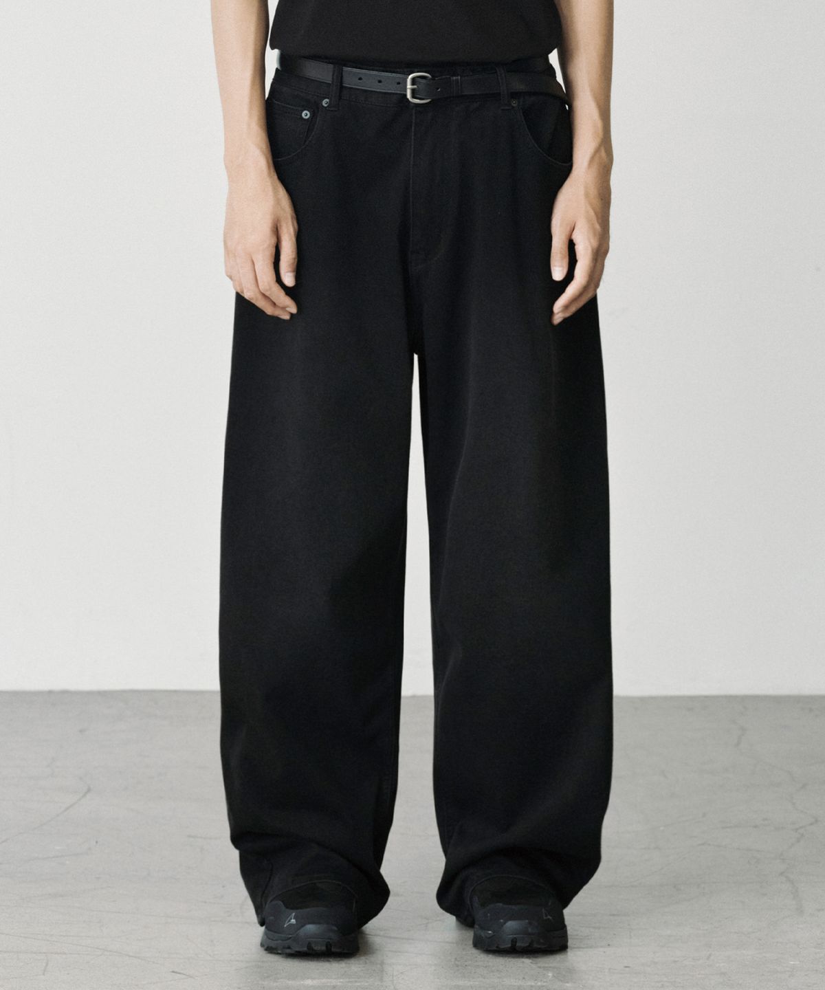 브랜디드(BRANDED) WIDE DENIM SWEAT PANTS [BRUSHED BLACK]