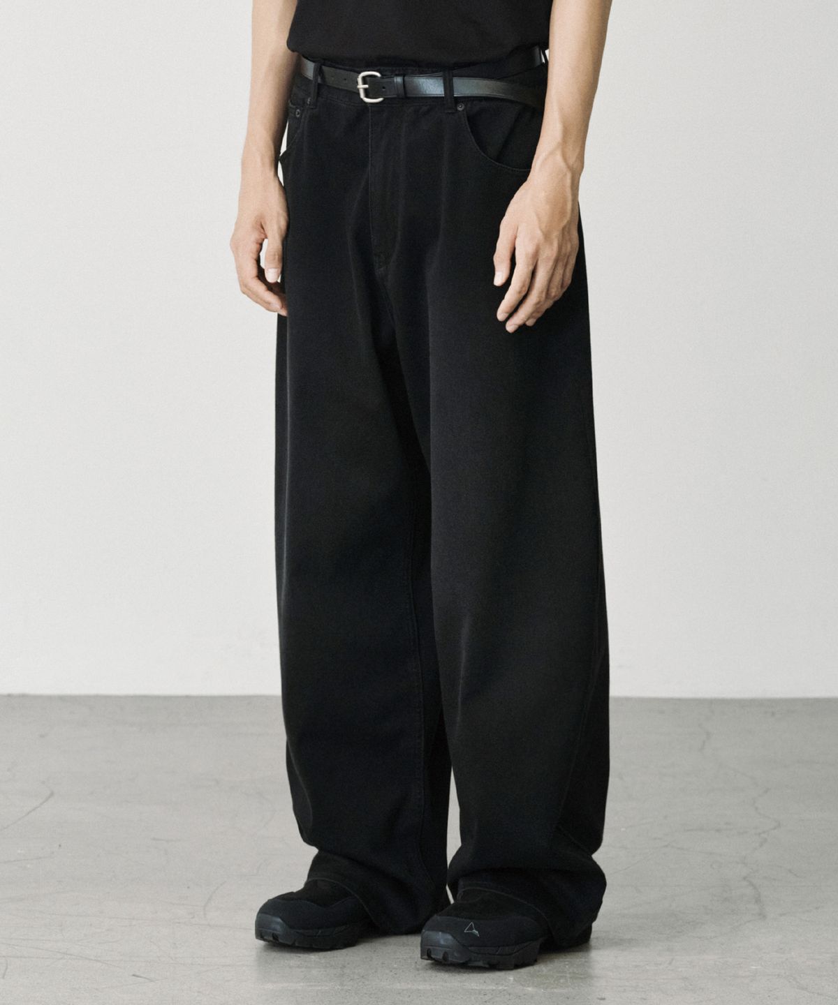 브랜디드(BRANDED) WIDE DENIM SWEAT PANTS [BRUSHED BLACK]