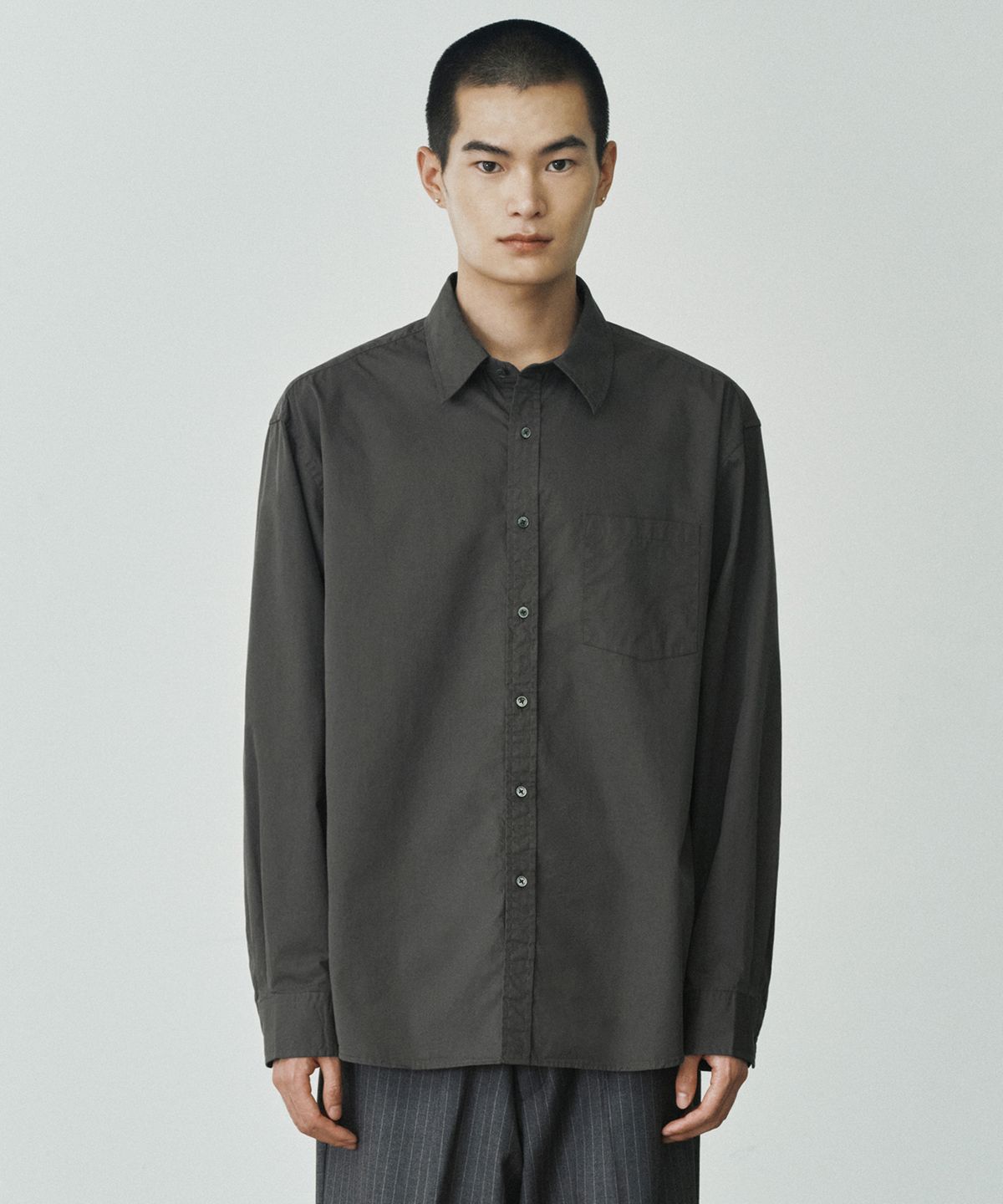 브랜디드(BRANDED) EASY COTTON SHIRT [GRAPHITE]