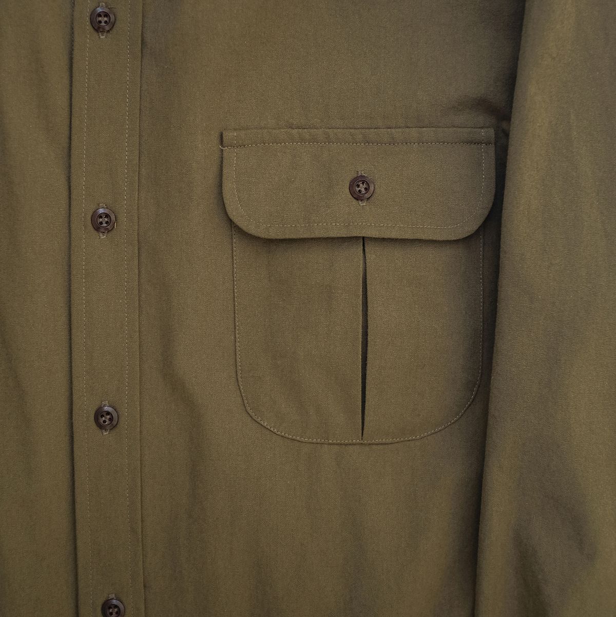 뗄라(TELA) Deep Olive Cotton One Pocket Shirt