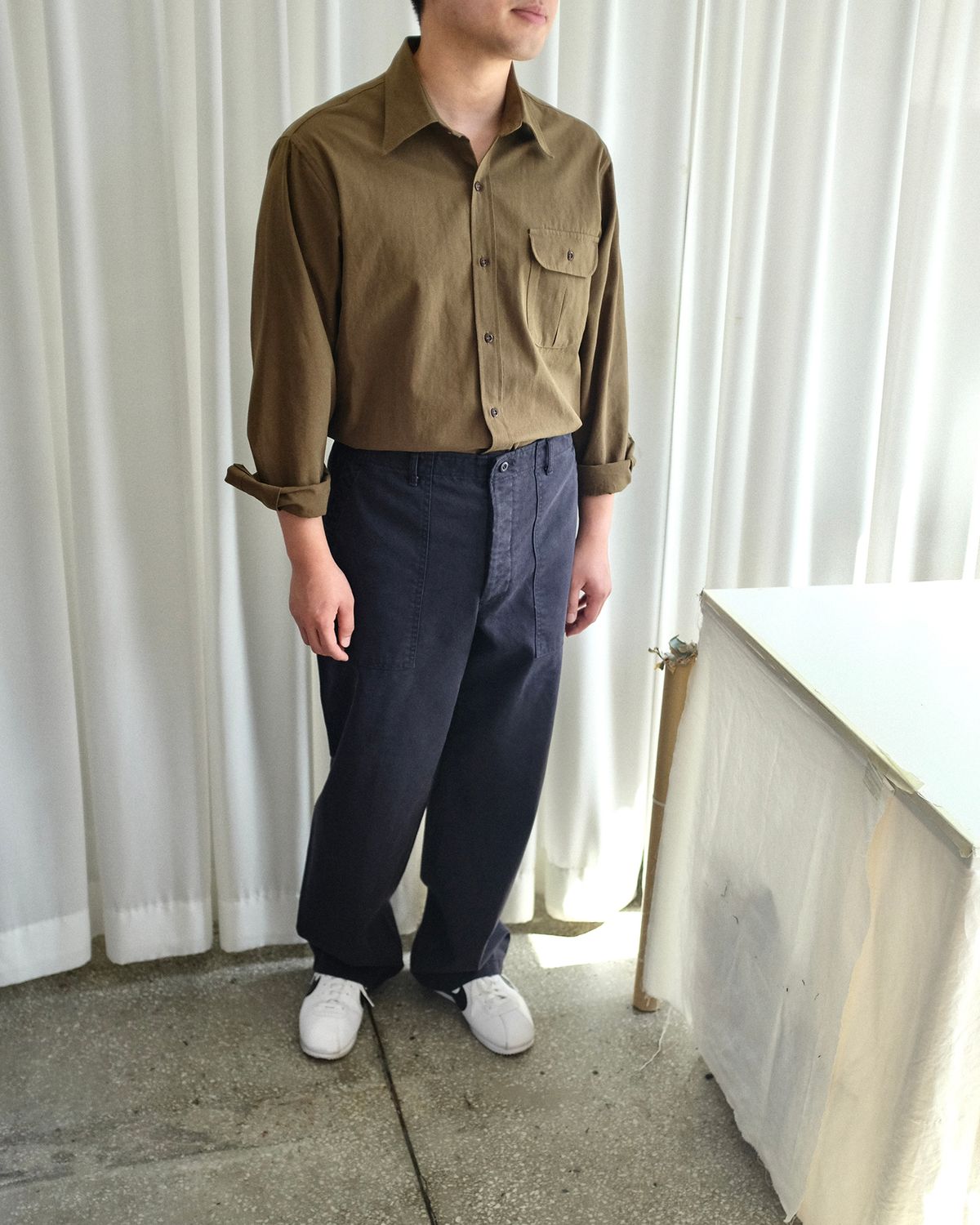 뗄라(TELA) Deep Olive Cotton One Pocket Shirt