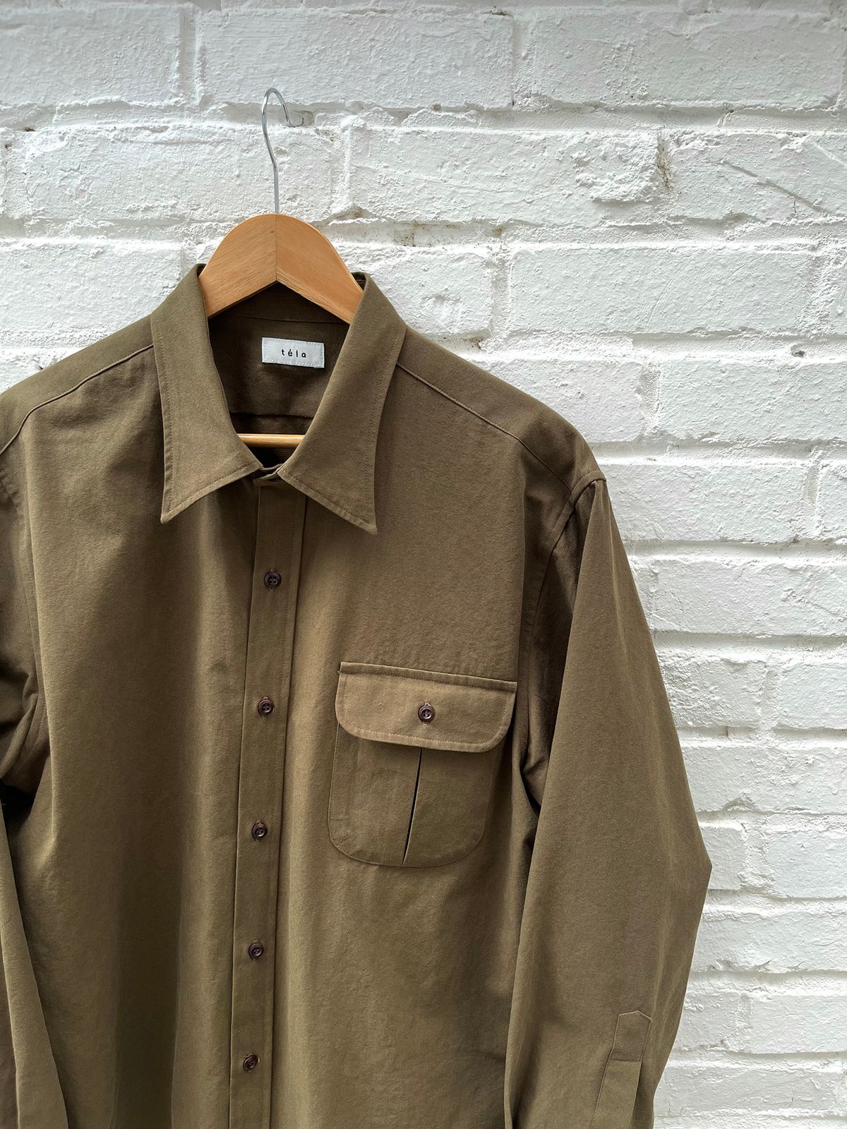 뗄라(TELA) Deep Olive Cotton One Pocket Shirt