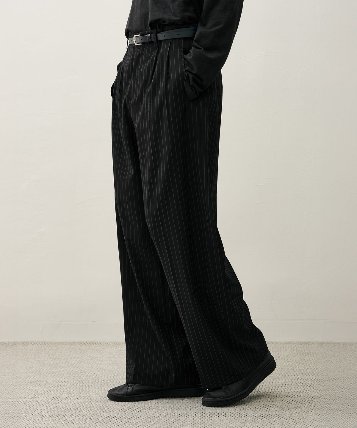 드로우핏(DRAW FIT) 투 턱 와이드 핀 스트라이프 슬랙스 [BLACK]