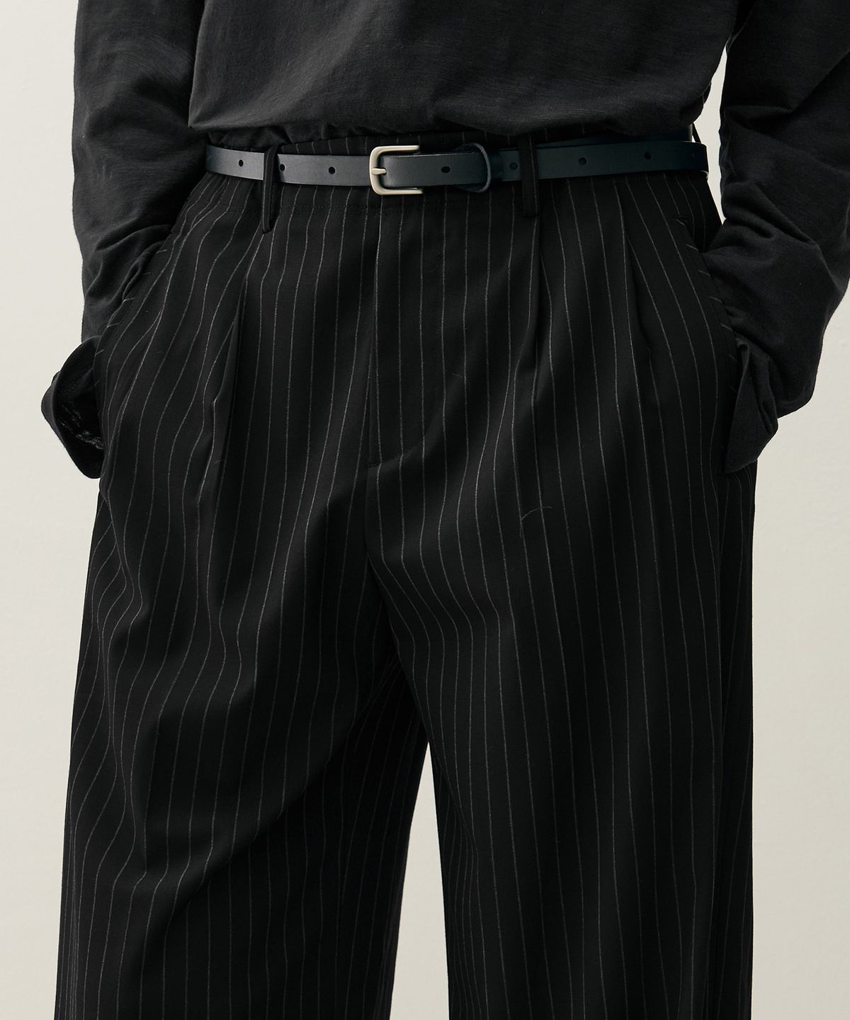 드로우핏(DRAW FIT) 투 턱 와이드 핀 스트라이프 슬랙스 [BLACK]