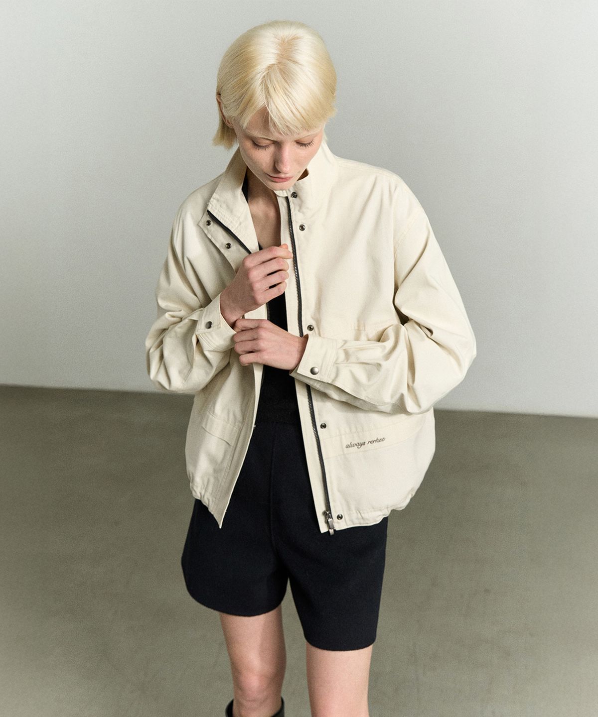 리이(RE RHEE) DRAWSTRING HEM ZIP-UP JUMPER