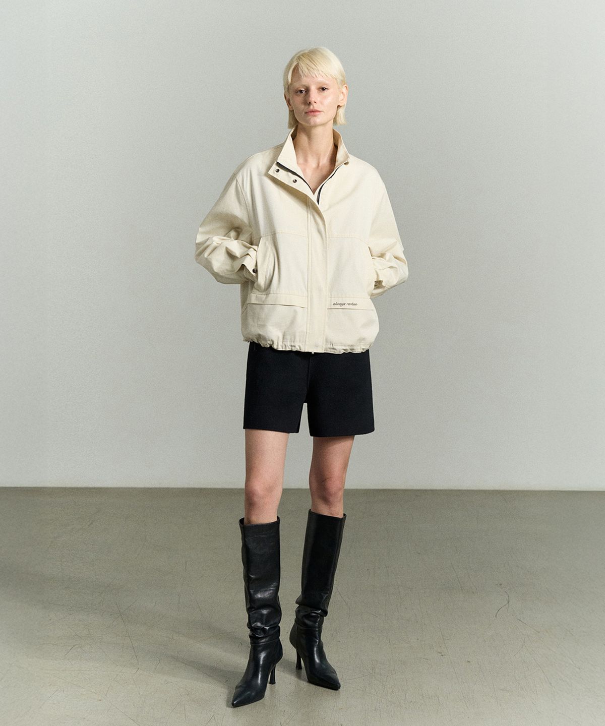 리이(RE RHEE) DRAWSTRING HEM ZIP-UP JUMPER
