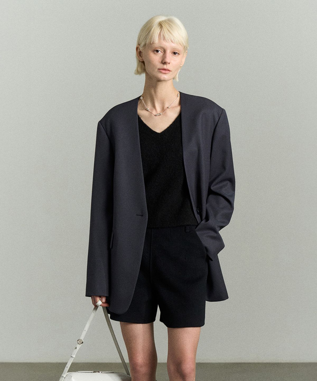 리이(RE RHEE) SHOULDER PADDED COLLARLESS JACKET