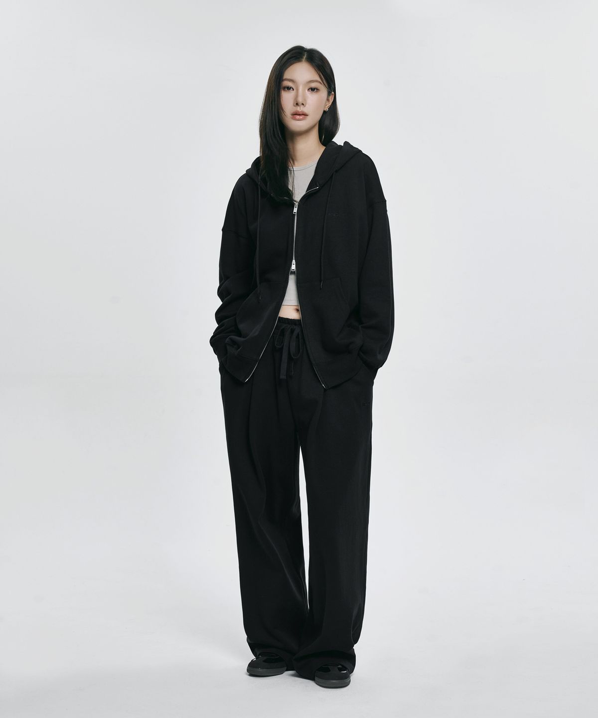 아테즈(ATEZ) 에센셜 원턱 와이드 스웨트 팬츠 [블랙]