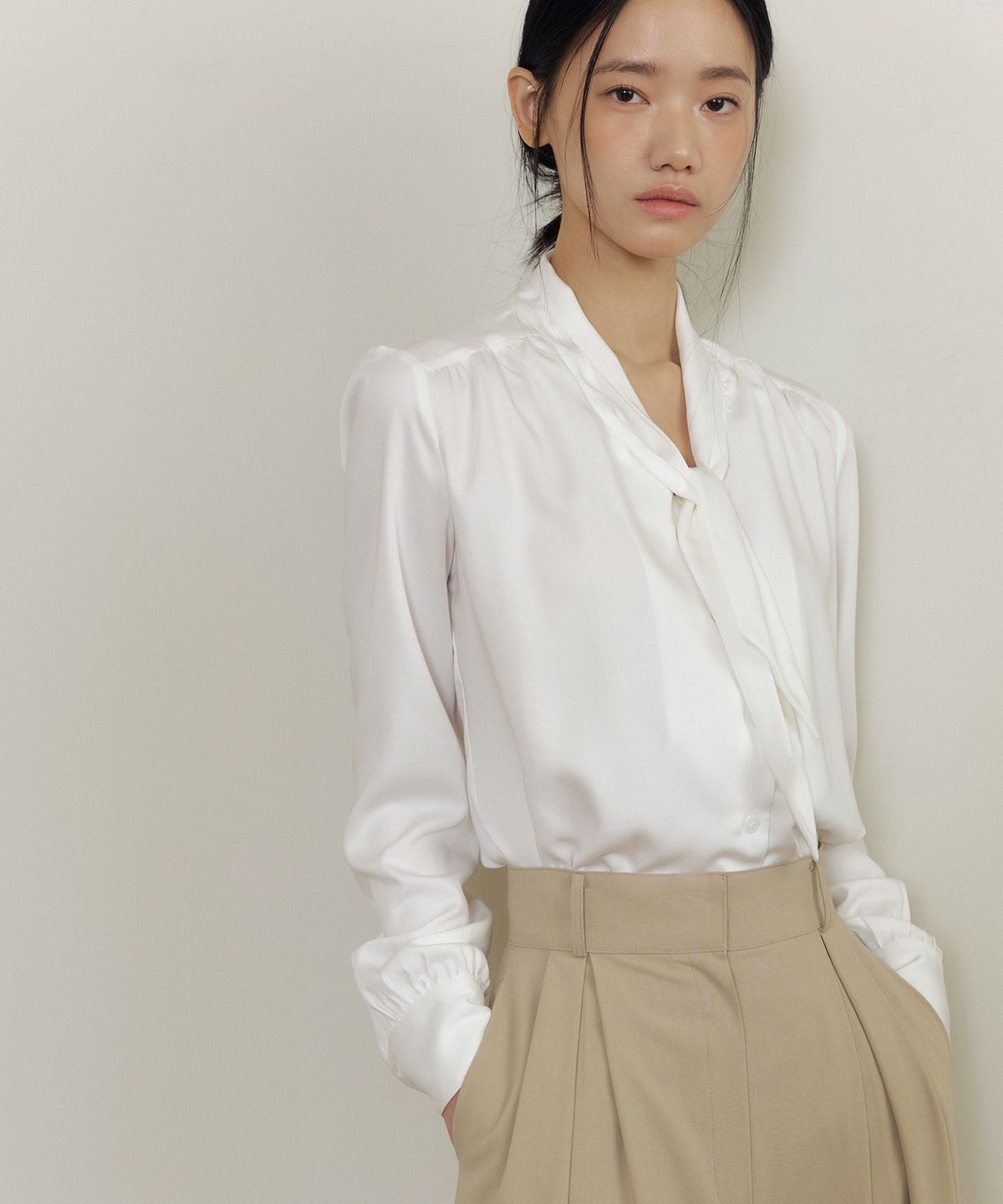 루시르주(LUCIR ZU) Silken Scarf Blouse (Ivory)