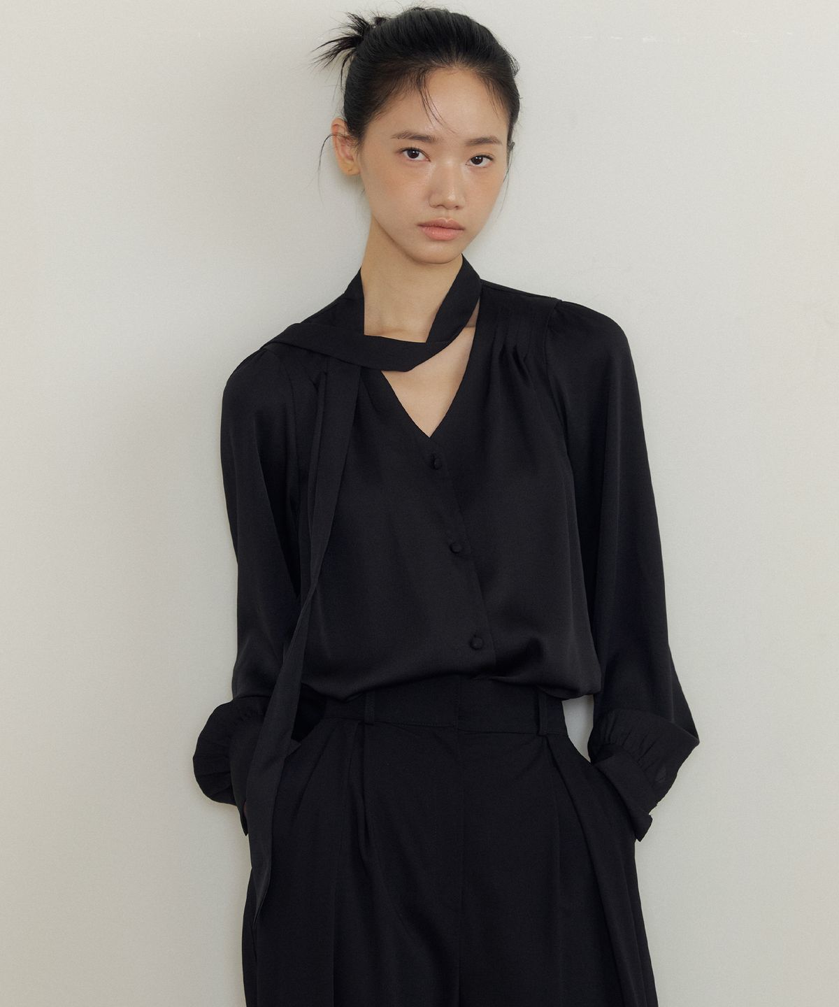 루시르주(LUCIR ZU) Soft Drape Tie-Neck V-Blouse (black)