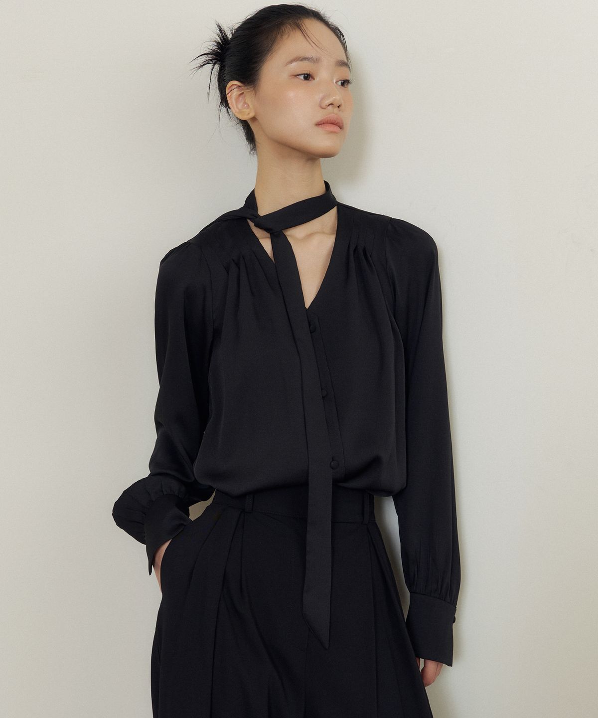 루시르주(LUCIR ZU) Soft Drape Tie-Neck V-Blouse (black)