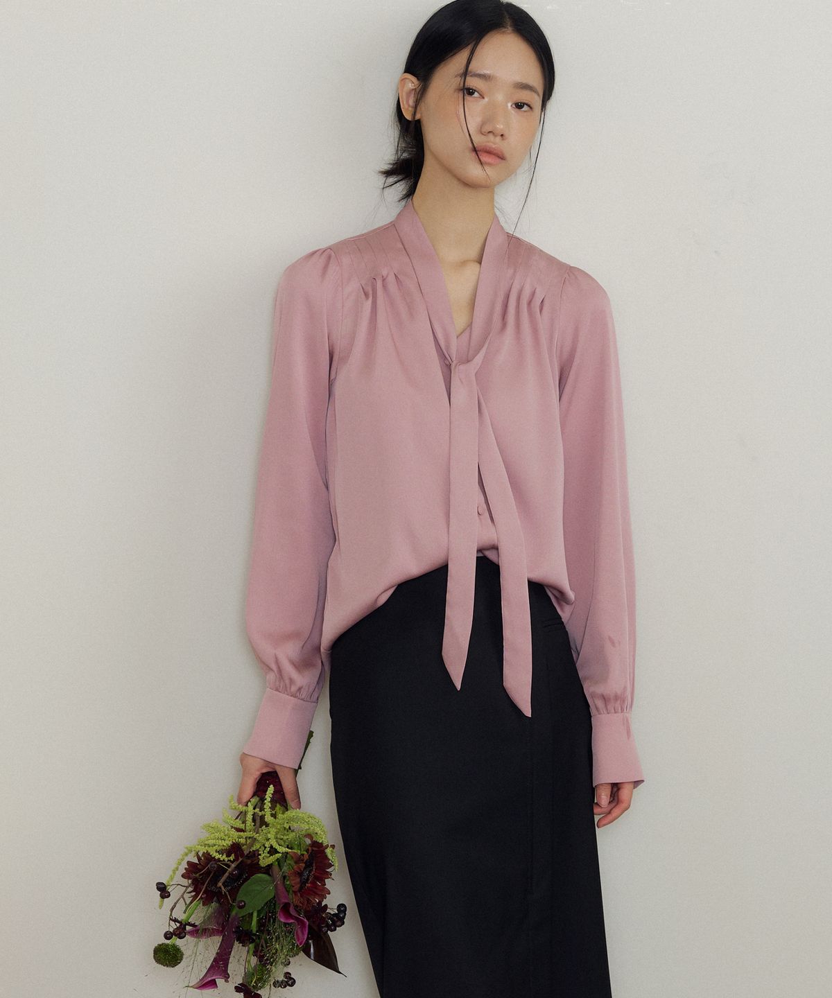 루시르주(LUCIR ZU) Soft Drape Tie-Neck V-Blouse (muted Pink)